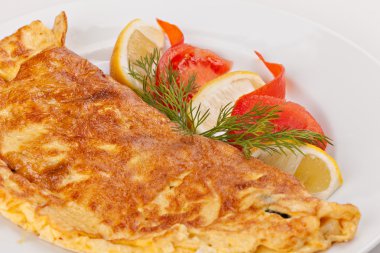 Omlet otlar, domates ve limon ile 