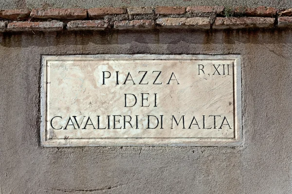 Piazza dei cavalieri di malta straßenschild in rom, italien — Stockfoto