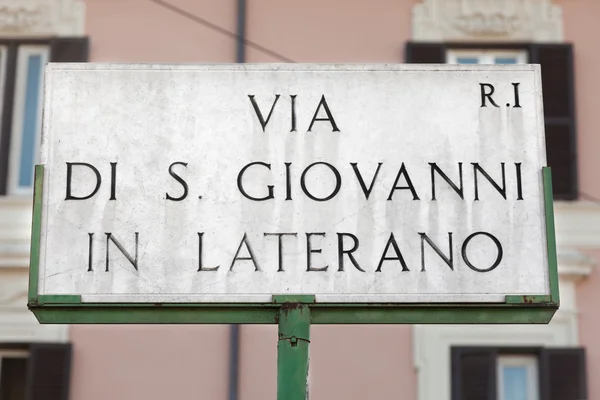 Via di San Giovanni i Laterano vägen underteckna i Rom, Italien — Stockfoto