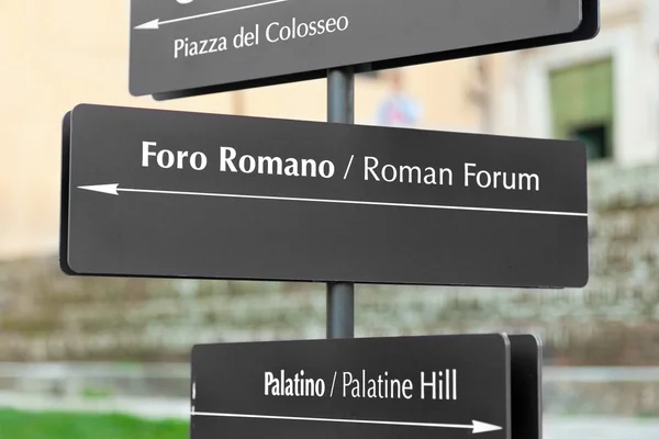 Berühmtes touristisches Wahrzeichen auf Wegweiser in Rom, Italien — Stockfoto