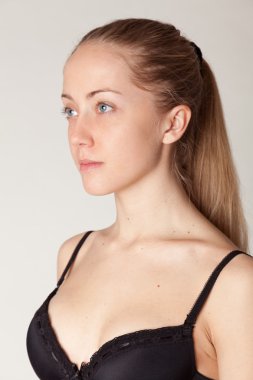 Makyaj olmadan bir genç çekici kız portresi.