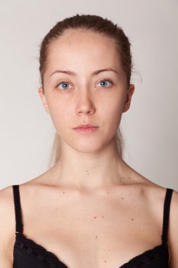  makyaj olmadan genç kadının portresi