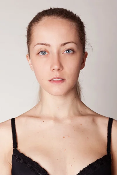 Retrato de mujer joven sin maquillaje — Foto de Stock