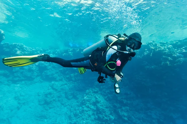 女性スキューバダイバー水中 — ストック写真