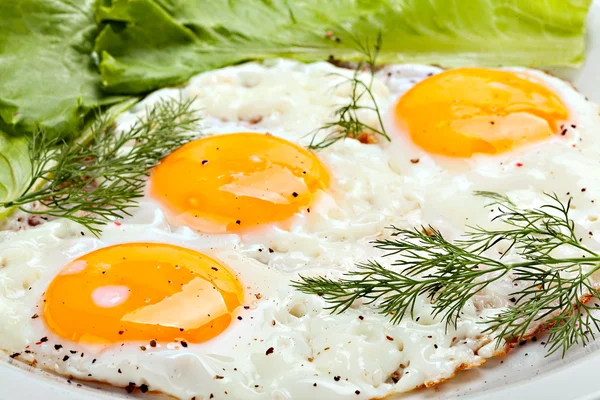 Close up de café da manhã tradicional com ovos fritos e ervas — Fotografia de Stock