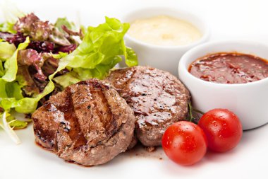 Barbekü sığır eti biftek orta ızgara beyaz ve kırmızı soslar ile l