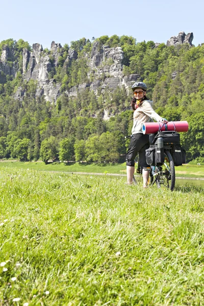 Kobiet rowerzysta podróży na rowerze z obciążeniem. — Zdjęcie stockowe