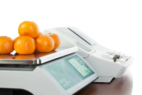 Pesée des fruits sur balances électroniques — Photo