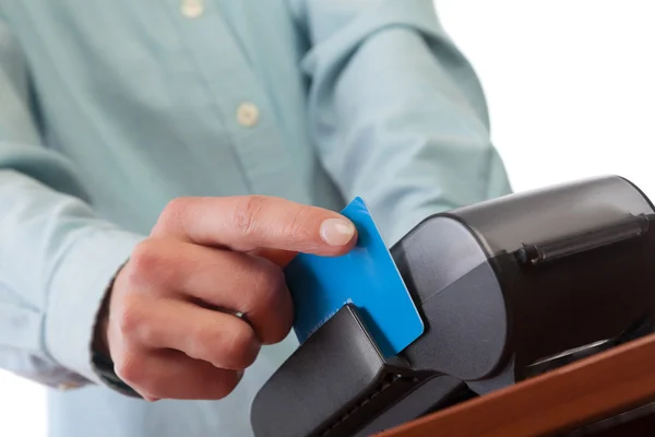 Ludzką ręką z machnięcia karty kredytowej za pośrednictwem terminali na sprzedaż. — Zdjęcie stockowe