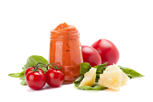 Pesto rojo en el vaso con trozo de queso, tomate cherry y l —  Fotos de Stock