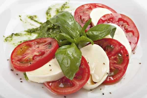 Капрезе - итальянский салат с сыром моцарелла, помидорами и базиликом Лицензионные Стоковые Фото