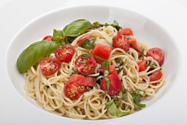 Taze domates ve fesleğen ile makarna Tabağı .