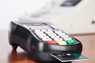 Pos-terminal ile hizmet kartları Close-Up