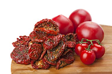 Yığın güneş kurutulmuş domates ve taze olgun domates.