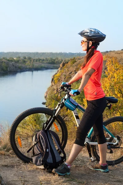 Erwachsene Radfahrerin bewundert die Landschaft. — Stockfoto