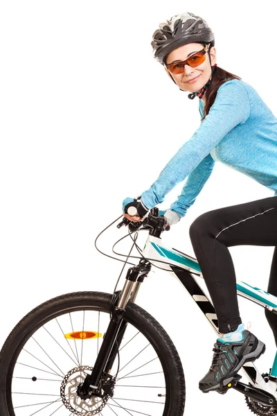 Mujer adulta sonriente ciclista montando en bicicleta . — Foto de Stock