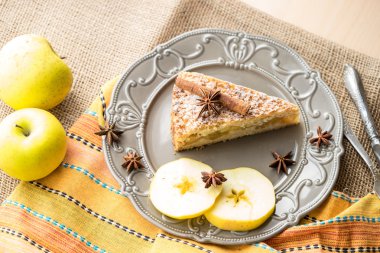 Elma pasta kabuk tarçın ve anasonu elma dilimleri ile rustik bir tabakta süslenmiş