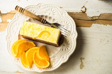 Bir kafede portakal ile iyi turuncu kek