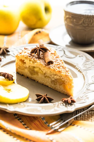 Tarta de manzana decorada con palo de canela y anís estrellado en un plato rústico con rodajas de manzana —  Fotos de Stock