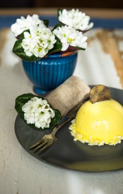 Limonlu kek bir plaka üzerinde beyaz bahar çiçekleri ile