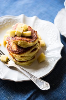 Krep elma dilimleri ile beyaz vintage tabakta demet
