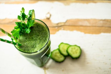 maydanoz, salatalık ve yapraklı yeşil yeşil smoothie