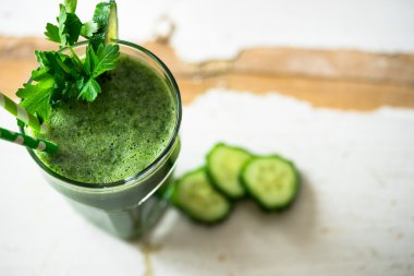 maydanoz, salatalık ve yapraklı yeşil yeşil smoothie