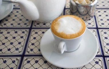 bir kafede kapuçino fincan