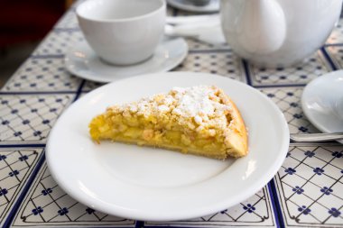 Elmalı kek kapuçino ve tabak ile bir kafede masa ayarı