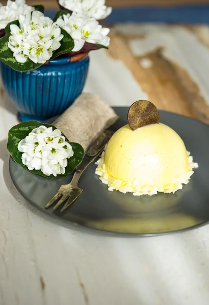 Lemon cake with white spring flowers on a plate — Stock Photo, Image