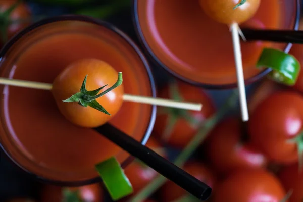 Sumo de tomate com pimentas verdes e tomate cereja — Fotografia de Stock