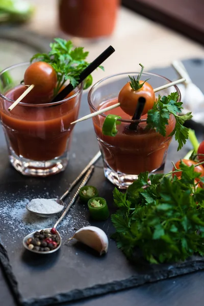 Томатный сок с зеленым перцем и помидорами Черри — стоковое фото