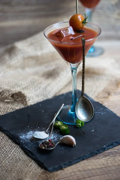 Коктейль Кровавой Мэри с оливками и помидорами Черри — стоковое фото