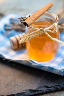 Kavanoz bal ile kuru lavanta çiçeği