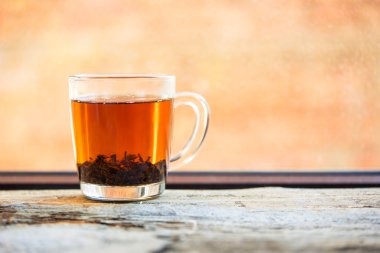 Çay bir pencere üzerinde