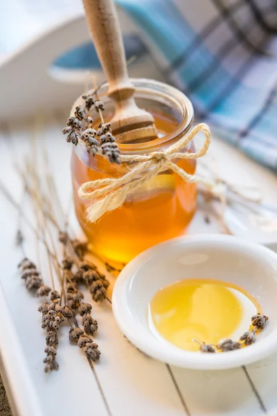 Jar of honey with dry lavender flower — Stock Photo, Image