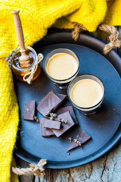 İki fincan espresso kahve çikolata ve arka planda sarı eşarp ile bir tepsi üzerinde biber ile