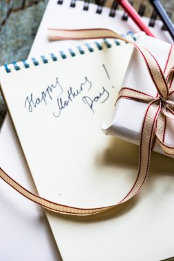 Anneler günü temalı kompozisyon hediye kutusu, çiçek ve defter