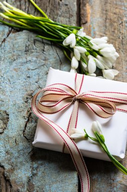 Anneler günü temalı kompozisyon hediye kutusu, çiçek ve defter