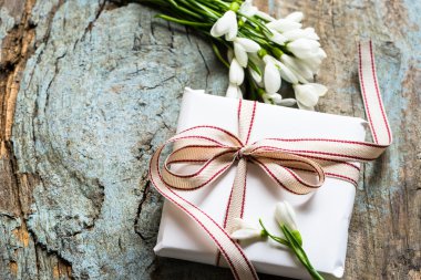 Anneler günü temalı kompozisyon hediye kutusu, çiçek ve defter