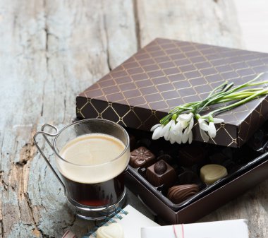 Anneler günü temalı kompozisyon Kupası ile kahve, hediye kutusu, çikolata şekerleme ve defter