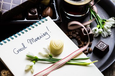 Anneler günü temalı kompozisyon hediye kutusu, çikolata, çiçek ve kahve