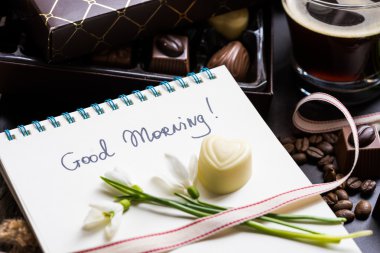 Anneler günü temalı kompozisyon hediye kutusu, çikolata, çiçek ve kahve