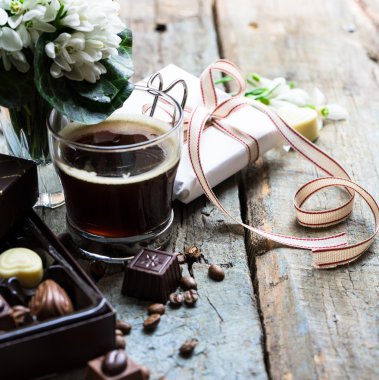 Kahve çikolata eski püskü ahşap zemin ile