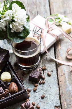 Kahve çikolata eski püskü ahşap zemin ile