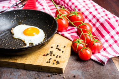Yumurta, kiraz domates'ın ve salatalık ile hazırlanan sağlıklı kahvaltı