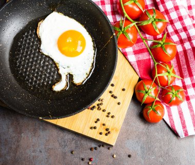 Sağlıklı kahvaltı yumurta, kiraz domates'ın, salatalık, biber ve salata ile hazırlanan yaprakları