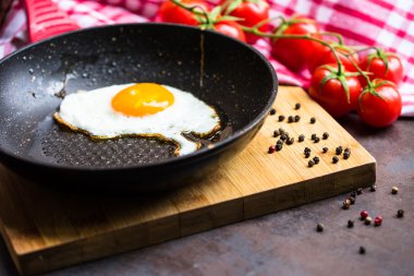 Sağlıklı kahvaltı yumurta, kiraz domates'ın, salatalık, biber ve salata ile hazırlanan yaprakları
