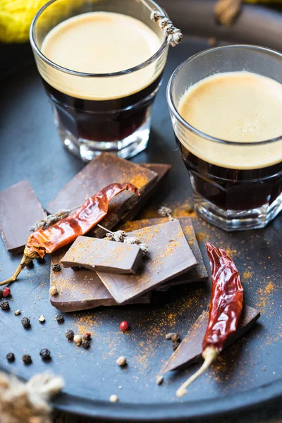 İki fincan espresso siyah çikolata ve pul biber ile
