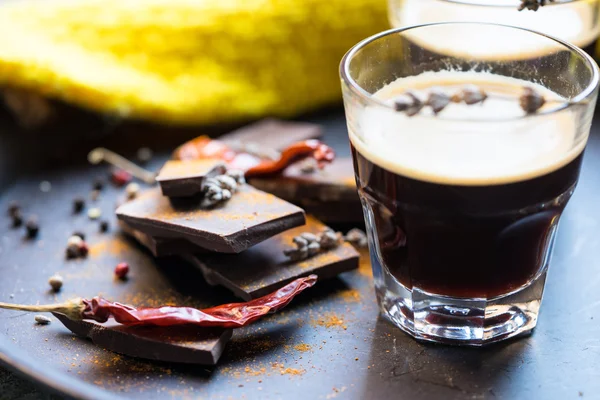 İki fincan espresso siyah çikolata ve pul biber ile